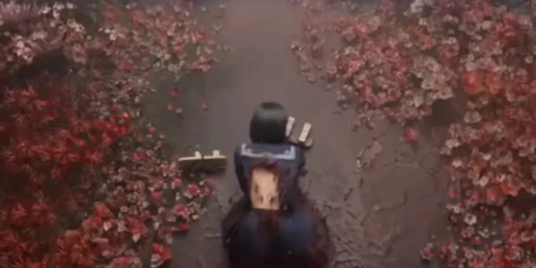 Hinako Shimizu bước giữa cánh đồng hoa bỉ ngạn đỏ trong Silent Hill f