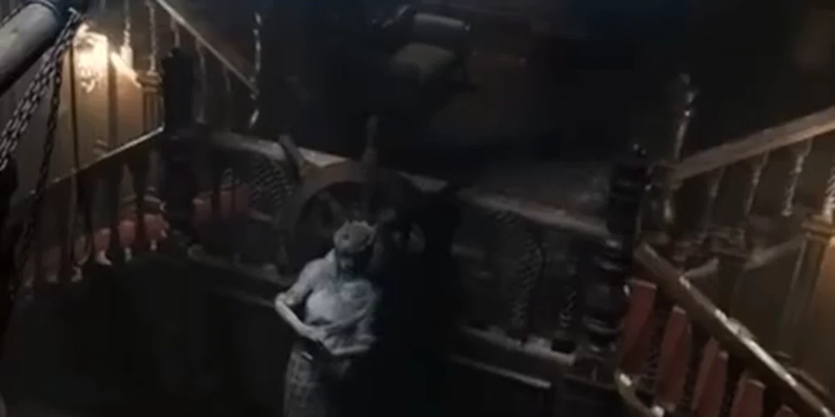 Caroline đứng dưới cầu thang tối trong một công trình cổ ở Tormented Souls 2